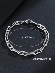 Primo piano del elegante bracciale a catena in metallo argentato che evidenzia i dettagli.
