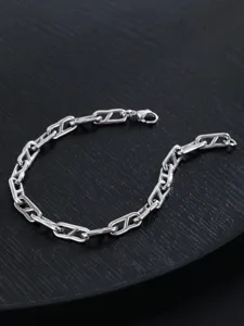Bracciale catena in metallo argentato da uomo, primo piano dettagliato, accessorio.