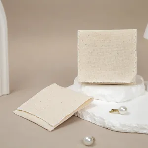 Bolsa de almacenamiento de joyas de lino natural, diseño de solapa para pequeños artículos.