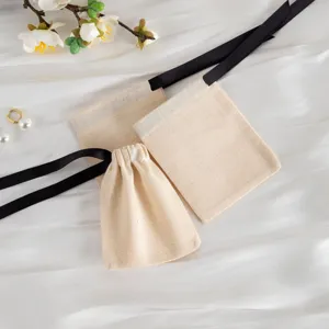 Sacchetti in cotone beige con coulisse per la conservazione di gioielli e piccoli regali.