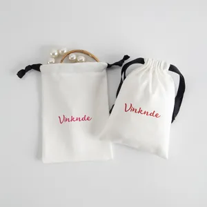 Λευκό βελούδινο πουγκί κοσμημάτων με μαύρο κορδόνι και κόκκινη προσαρμοσμένη εκτύπωση.