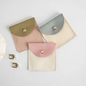 Mikrofaser Wildleder Schmucktasche Detail, elegantes Farblock Umschlag Design mit Druckknopf.