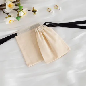 Dettaglio del sacchetto portagioie in cotone con coulisse e nastro nero elegante.