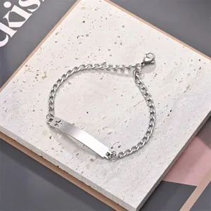 Edelstahl Armband mit gebogenem ID Plättchen und Stern Ausschnitt, glänzende Gliederkette.