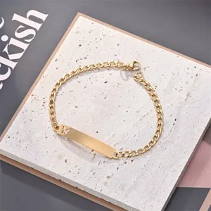 Detailansicht eines modischen goldenen Edelstahlarmbands mit hohlem Schmetterling und Namensschild.