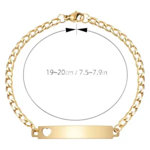 Detailansicht des eleganten goldenen Edelstahl ID Bettelarmbands mit einem Herz-Ausschnitt.