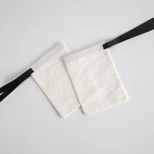 Weißer Baumwoll Kordelzug Schmuckbeutel Detailansicht für kleine Accessoires Verpackung.