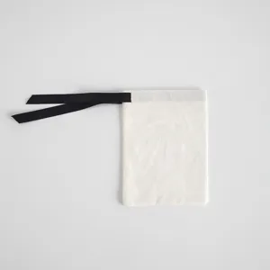 Weißer Baumwoll Kordelzug Aufbewahrungsbeutel mit schwarzem Band für Schmuckverpackungen.