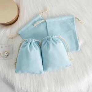 Hellblaue Baumwoll-Leinen Kordelzugtasche Detailansicht, weicher Schmuckaufbewahrungsbeutel.