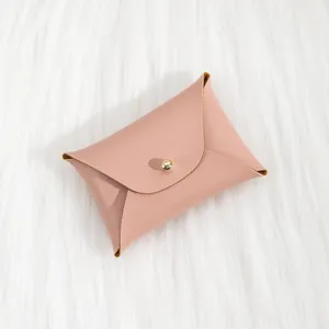 Busta in ecopelle PU rosa con bottone a pressione dorato per gioielli e piccoli regali.