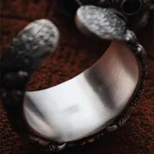 Vue détaillée de la bague ouverte réglable vintage avec texture sculptée et bande intérieure.