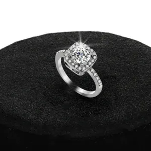 Splendido anello halo in argento con pietra centrale scintillante e fascia pavé.