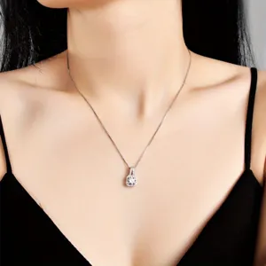 Primo piano dettaglio collana con pendente quadrato in argento e zirconi chic, gioielli.