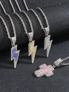 Vista dettagliata di collane con pendenti fulmine e croce in strass, stile hip hop chic.