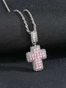 Primo piano dettagliato ed elegante della collana con ciondolo a croce in cristallo rosa.