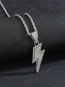 Primo piano dettagliato di una collana con ciondolo a fulmine in strass argento brillante.