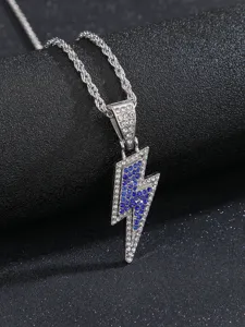 Primo piano di una collana con ciondolo a fulmine in strass brillanti blu e bianchi.