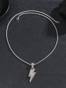Primo piano dettagliato della collana con catena a corda e ciondolo fulmine strass.