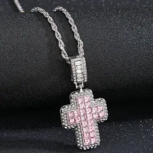 Splendida collana con ciondolo a croce scintillante decorata con zirconi rosa e catena.