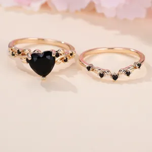 Elegante set di anelli a due pezzi con zircone nero a forma di cuore per ogni donna.