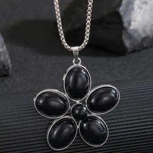 Collana con ciondolo a fiore in pietra nera da donna, gioiello elegante minimalista.