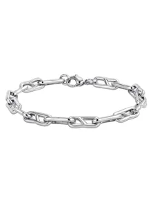 Vista dettagliata del bracciale a catena in metallo argentato con maglie uniche, elegante gioiello.