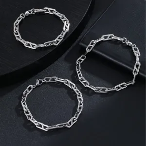 Bracciale a catena in metallo minimalista da uomo, elegante gioiello geometrico moderno.
