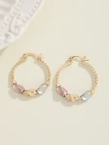 Elegante driekleurige geometrische oorbellen met chique roze gouden en zilveren bedels