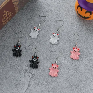 Gedetailleerd overzicht van Halloween geest oorbellen set, leuke beschilderde legering oorbellen.