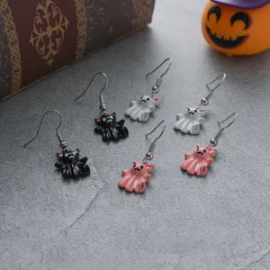 Gedetailleerd overzicht van Halloween cartoon spook oorbellen set in zwart, wit, roze metaal.