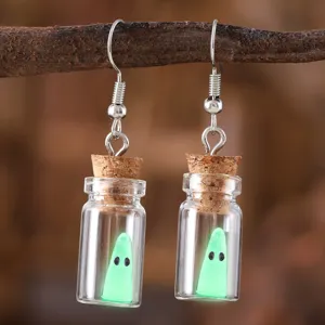 Nahaufnahme Detail der leuchtenden Geist Miniatur Flaschen Ohrringe für Halloween Schmuck.