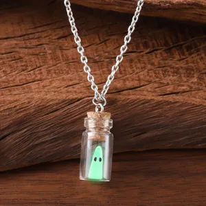 Nahaufnahme Detail der leuchtenden Geist Glasflasche Anhänger Halskette Halloween Schmuck.
