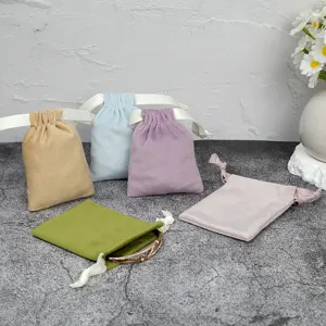 Nahaufnahme bunter Samt-Kordelzügen Taschen, weiche Textur und Details für Schmuckaufbewahrung.