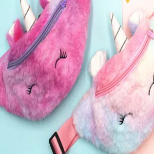 Plüsch Einhorn Gürteltasche Detail, süßes Cartoon Design, weiches Material für Kinder.