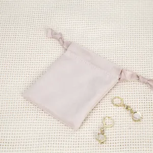 Detailansicht des rosa Samt-Schmuckbeutels mit weicher Textur und praktischem Kordelzugverschluss.