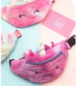 Nahaufnahme der niedlichen Plüsch Einhorn Hüfttasche mit weicher Textur und Tiermotiv.