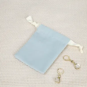 Blauer Samt Schmuckbeutel Detail mit weicher Textur und feinem Kordelzugverschluss.