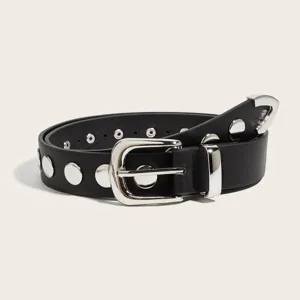 Vista dettagliata di una cintura in pelle nera stile punk con borchie metalliche e fibbia.