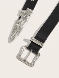 Vista dettagliata della cintura in pelle nera punk con fibbia in metallo inciso argento vintage.