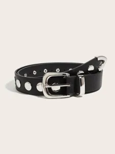 Vista dettagliata della cintura in pelle nera punk con fibbia e borchie d'argento.