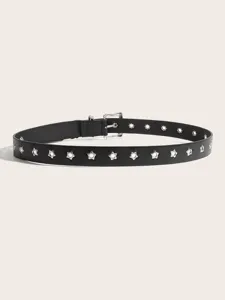 Dettaglio che mostra la consistenza e gli occhielli metallici a stella della cintura in pelle punk.