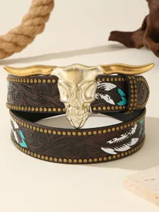 Details of the vintage western style cowhide leather belt featuring a bold metal bull skull buckle.