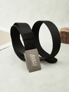 Vue détaillée de la ceinture tactique en toile noire avec boucle métallique, sangle solide.
