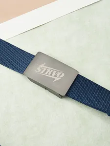 Détail de boucle de ceinture tactique en nylon, sangle lourde bleue, boucle métallique grise.