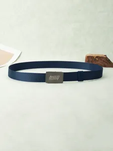 Gros plan détaillé de la ceinture en toile tactique décontractée en bleu foncé avec boucle.