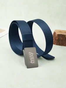 Vue détaillée d'une ceinture en toile de nylon bleu marine avec boucle en métal pour homme.