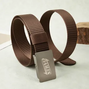 Gros plan détaillé de la ceinture tactique marron en nylon avec boucle métallique solide.