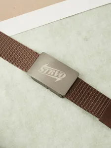 Vue détaillée de ceinture en toile marron avec boucle automatique en métal et sangle.