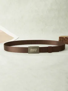 Vue détaillée de la boucle de ceinture en nylon marron et de la sangle texturée.