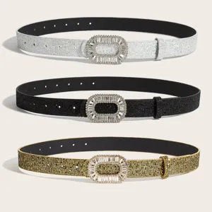 Gros plan sur la boucle de ceinture en strass et les détails scintillants pour tenues élégantes.